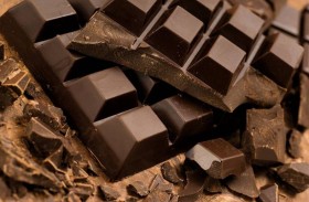 تناول الشوكولاتة عند الاستيقاظ يساعد على حرق الدهون