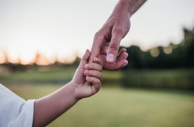 الثقة في الآباء وراء استعداد الطفل للاستكشاف والمخاطرة