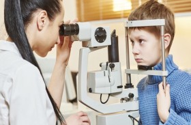 متى تصطحب طفلك إلى طبيب العيون؟