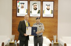 شرطة أبوظبي تكرم مسؤولاً نيوزيلندياً لتعاونه المثمر بمجالات التدريب الأمني