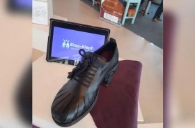 يطور حذاء ذكيا يشحن بطارية الهاتف