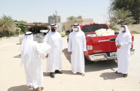  جمعية الإمارات لرعاية وبر الوالدين توزع سلالاً غذائية ومعدات طبية  في  منطقة الرملة بأم القيوين
