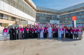 اختصاصيون نفسيون يشاركون في مسيرة فرسان القافلة الوردية في جهود الدعم النفسي لمرضى السرطان