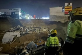 انهيار أرضي يبتلع محالا تجارية ويخلف مصابين