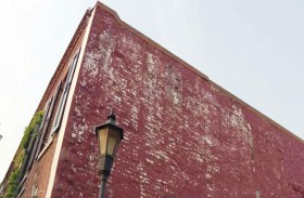 عرض جدار متهالك للبيع بمبلغ خرافي