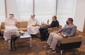 مجلس دبي الرياضي يبحث التعاون مع مدرب إسرائيل وتشيلسي السابق