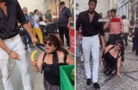 تزحف على ركبتيها خلف رجل يجرّها بسلسلة!