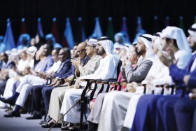 بحضور محمد بن راشد ومنصور بن زايد .. حمدان بن محمد يكرّم منصور المنصور من السعودية بجائزة أفضل معلم في العالم