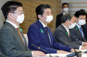 رئيس الوزراء الياباني يوسع حال الطوارئ إلى جميع المناطق 