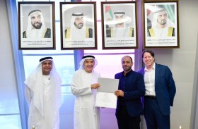 زكي نسيبة يُكرّم فريق كلية تقنية المعلومات الفائز  في مؤتمر أبوظبي للذكاء الاصطناعي