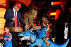 ميلانيا تحرج ترامب بتصرف عفوي في «الهالوين»