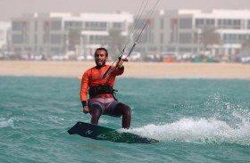 17 عقدة ترسم السعادة لرواد شواطئ دبي