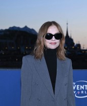 الممثلة الفرنسية إيزابيل أوبيرت خلال افتتاح «عالم ديزني للمغامرات» شرق باريس. ا ف ب 