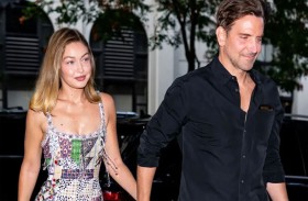 جيجي حديد تتباهى بهدية برادلي كوبر 