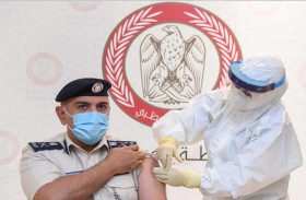 مدير عام شرطة أبوظبي يتلقى لقاح كوفيد19-