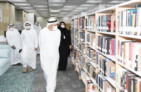 زكي نسيبة يزور مكتبة زايد المركزية التابعة لدائرة الثقافة والسياحة