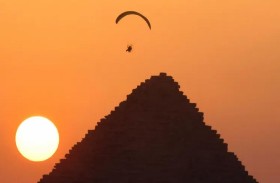 التحليق فوق الأهرامات.. حلم يتحقق بفضل الـ الباراموتور