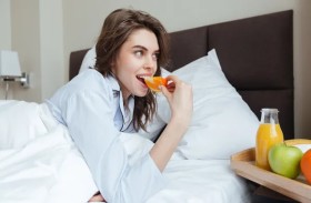هل تناول الفاكهة مساءً يسبّب زيادة الوزن؟ الحقيقة وراء هذه الخرافة