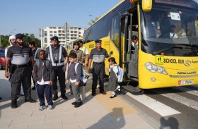 شرطة أبوظبي تستقبل الطلبة بالهدايا والرسائل التوعوية مع بدء العام الدراسي الجديد