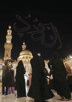 عرض ضوئي بطائرات بدون طيار يُقام في مسجد الأزهر، احتفالاً بقدوم شهر رمضان المبارك، بالقاهرة. رويترز 