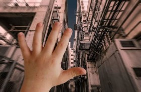 تحقيق بوفاة طفلة سقطت من مبنى شاهق 