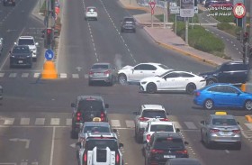 شرطة أبوظبي تدعو السائقين بعدم الانشغال بالهاتف أثناء عبور «الإشارة الضوئية» 