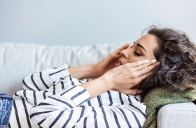 الصيام ليس سببا.. العادات الحديثة تسرق نومنا في رمضان