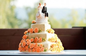 عروسان يتقاضيان من الضيوف مقابل قطع من كعكة الزفاف
