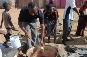 بـ «طهي الساحات».. سودانيون يقتسمون طعام الحرب