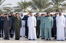 ذياب بن محمد بن زايد يرفع علم دولة الإمارات في واحة الكرامة احتفالاً بيوم العَلم