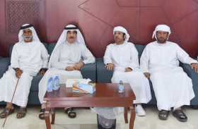 حاكم أم القيوين يقدم واجب العزاء في وفاة راشد سيف بن بدر العليلي