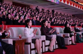 لحظة عائلية.. كيم جونغ-أون يرافق زوجته وابنته لحفل موسيقي