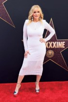 الممثلة الأمريكية باربرا كرامبتون لدى حضورها العرض العالمي الأول لفيلم  MaXXXine  في هوليوود. (ا ف ب)
