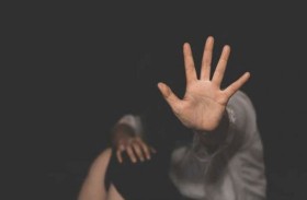 أب يقتل ابنته بعد احتجازها وتجويعها وتعذيبها بوحشية