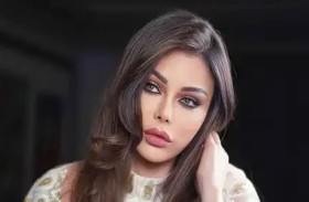 هيفاء وهبي تضحك  بعد سقوطها على المسرح