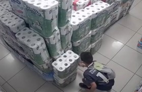 طفل يُحدث  كارثة بمتجر 