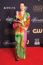 فلورنسيا مارتن ، الحائزة على جائزة أفضل تصميم إنتاج لـفيلم  Babylon  خلال حفل توزيع جوائز اختيار النقاد السنوي في لوس أنجلوس.  ا ف ب