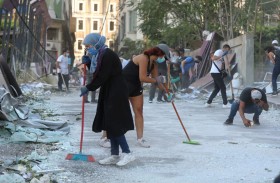 شبان وشابات يتطوعون لتنظيف بيروت 