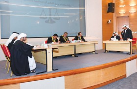 كلية القانون بجامعة الإمارات تكرم الطلبة الفائزين بمسابقة المحاكمة الصورية في دورتها الخامسة 