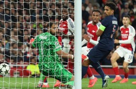 أرسنال يهزم سان جرمان وانتصارات عريضة للفرق الكبيرة 