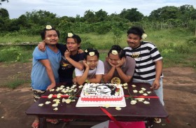 احتجاجات بالزهور في ميانمار بمناسبة عيد ميلاد سو تشي 