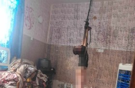 إنقاذ طفل معلّق في سقف منزل بعقاب من والده