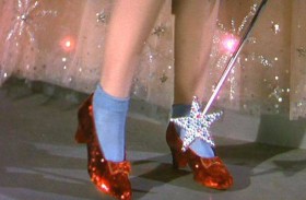 سرقة الحذاء الأحمر الشهير من فيلم «ذي ويزرد أوف أوز»