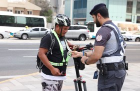 شرطة أبوظبي تنفذ حملة ميدانية لمستخدمي السكوتر الكهربائي