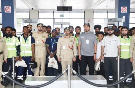 شرطة دبي تكرم  عمال المطار في يومهم العالمي