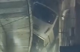 مشهد يحبس الأنفاس.. باص معلق على شرفة