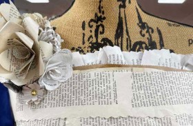 يحولون كتبًا تالفة إلى فستان زفاف مبتكر 