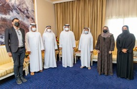 محمد الشرقي يستقبل أعضاء نادي الفجيرة العلمي ويطلع على جهاز بيئي مبتكر