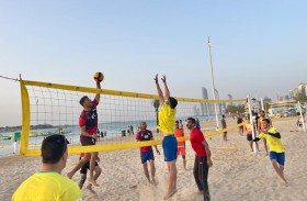 بلدية مدينة أبوظبي تنظم بطولة الكرة الشاطئية في شاطئ «ع البحر»
