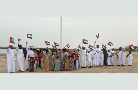 توزيع أعلام الدولة بمدن الظفرة تماشياً مع حملة فخورين بالإمارات